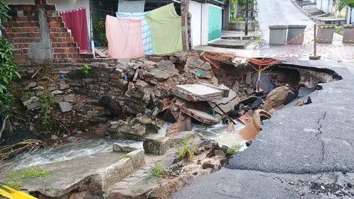 
				
					Fortes chuvas em João Pessoa causam interdições e afetam ponte e trecho da BR-230
				
				