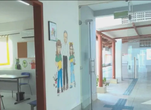 
				
					Gêmeas desenhistas ilustram paredes de escola em Campina Grande
				
				