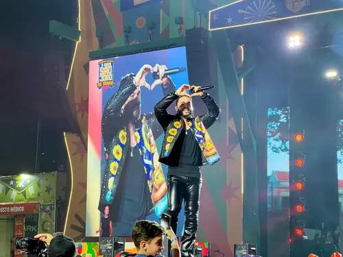 
				
					Henry Freitas abre show em palco improvisado no encerramento do São João de Campina Grande
				
				