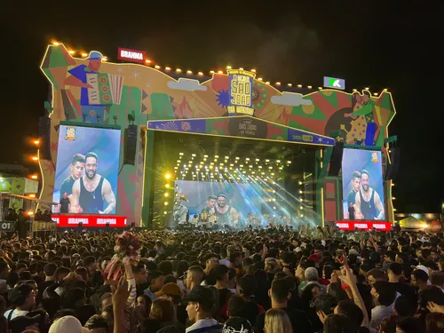 
				
					Henry Freitas abre show em palco improvisado no encerramento do São João de Campina Grande
				
				