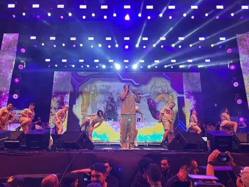 
				
					Henry Freitas abre show em palco improvisado no encerramento do São João de Campina Grande
				
				