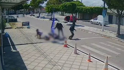 
				
					Homem é morto a tiros enquanto deixava filha de 10 anos em escola, em Santa Rita; VÍDEO
				
				