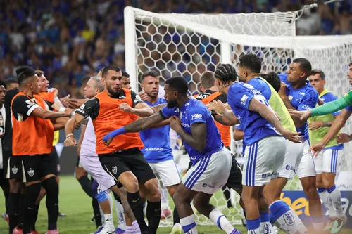 
				
					Hulk lamenta confusão na final do Campeonato Mineiro e critica arbitragem
				
				