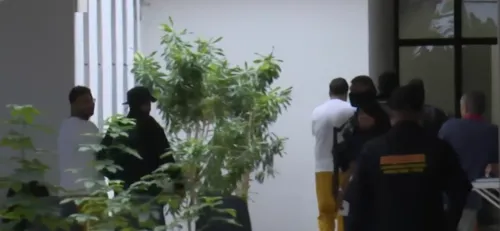 
				
					Hytalo Santos: influenciador e marido deixam audiência de instrução e permanecem presos
				
				