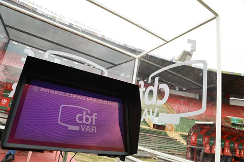 
				
					IFAB debate uso do VAR em segundo cartão amarelo e cronômetro para laterais
				
				