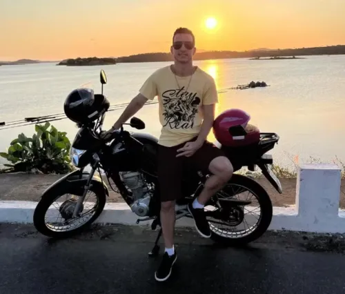 
				
					Idoso suspeito de causar acidente que matou jovem que iria se casar se apresenta à polícia
				
				