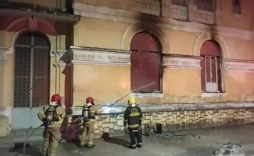 
Incêndio atinge prédio histórico da Academia de Comércio, em João Pessoa
