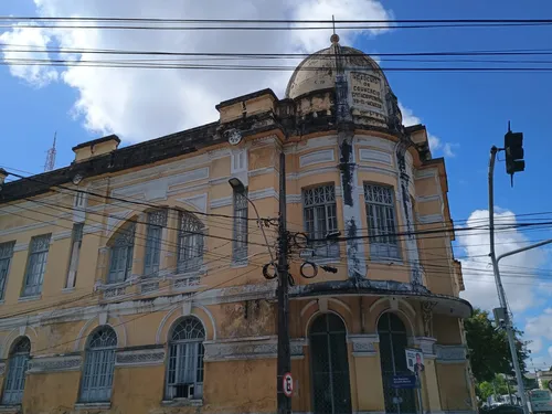 
Incêndio atinge prédio histórico da Academia de Comércio, em João Pessoa
