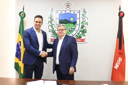 
				
					João Azevêdo transmite cargo pela segunda vez em um ano para vice-governador Lucas Ribeiro
				
				
