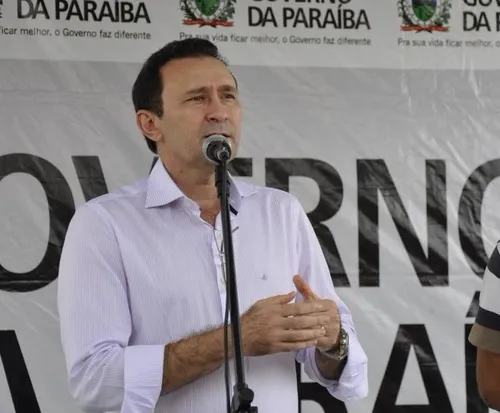 
				
					João 'apresenta' Deusdete como candidato ao TCE, mas deputados têm resistências
				
				