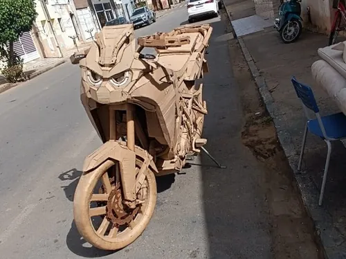 
				
					Jovem cria réplica de moto usando papelão e viraliza nas redes sociais
				
				