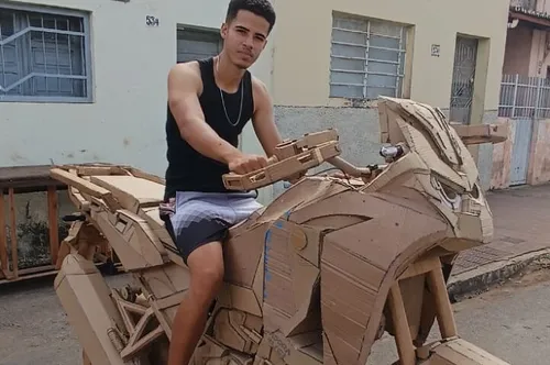 
				
					Jovem cria réplica de moto usando papelão e viraliza nas redes sociais
				
				