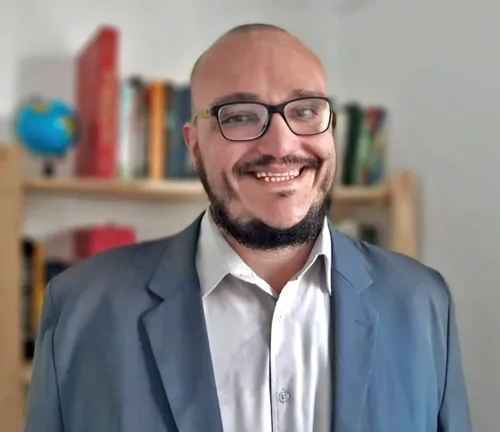 
				
					Jovem que morreu em recinto de leoa vai ter história contada em livro de escritor paraibano
				
				