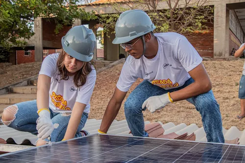 
				
					Jovens deixam menos o Sertão da PB em busca de trabalho: ‘aplicar o que aprendi na minha terra’
				
				