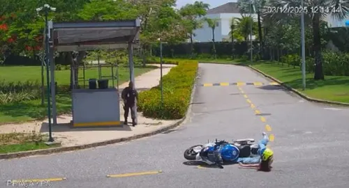 
				
					Juliette cai de moto que ganhou de presente de aniversário do noivo; VÍDEO
				
				