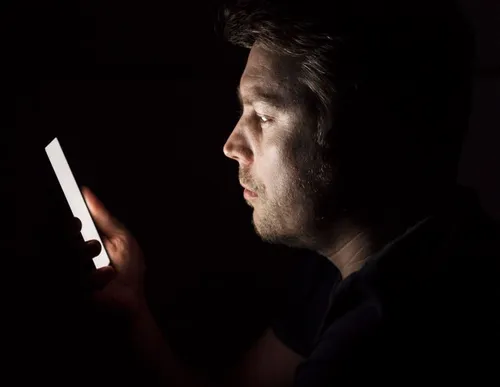 
				
					Lei proíbe uso de IA para criação de imagens eróticas de crianças e adolescentes
				
				