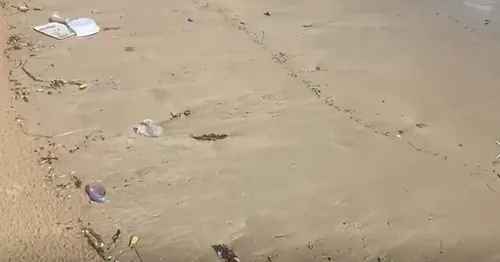 
				
					Lixo aparece espalhado pela praia de Manaíra, em João Pessoa
				
				