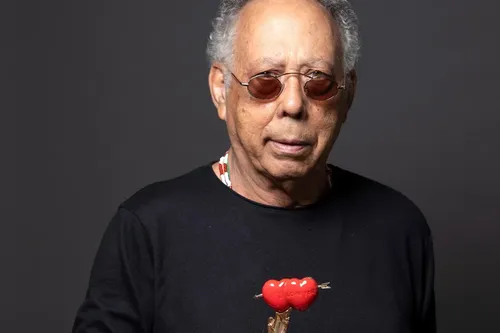 
				
					Macalé veio desafinar o coro dos contentes
				
				