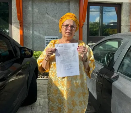 
				
					Mãe de santo diz que está 'abalada' após decisão de juiz que a acusou de intolerância religiosa
				
				