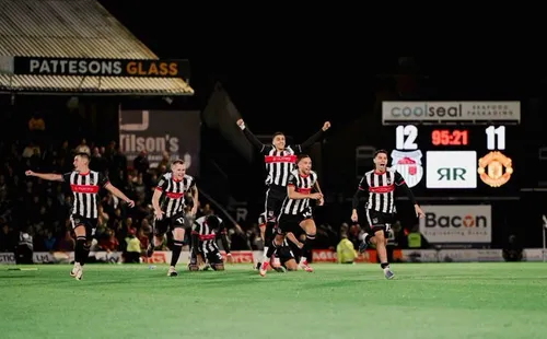 
				
					Matheus Cunha perde pênalti em eliminação do Manchester United na Copa da Liga Inglesa
				
				