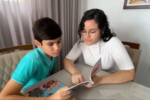 
				
					Menino de 12 anos publica livros infantis e diz ter amor pela leitura inspirado pela mãe
				
				