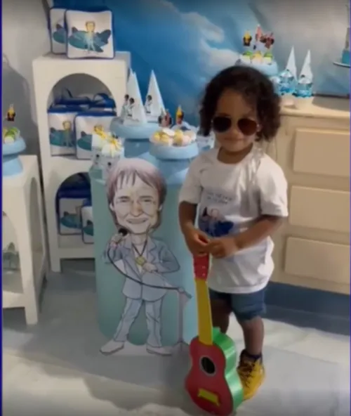 
				
					Menino de 3 anos divide amor por Roberto Carlos com o avô: 'gosto de todas as músicas'
				
				