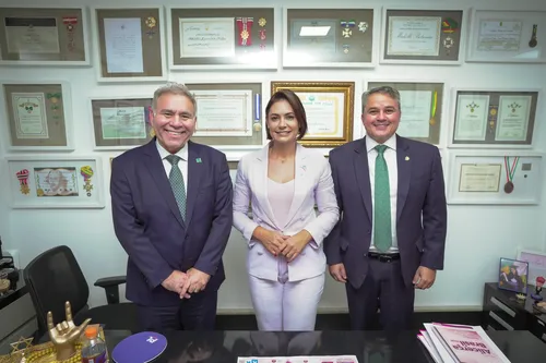 
				
					Michelle recebe Queiroga e Efraim em Brasília e discute articulação da direita na Paraíba
				
				