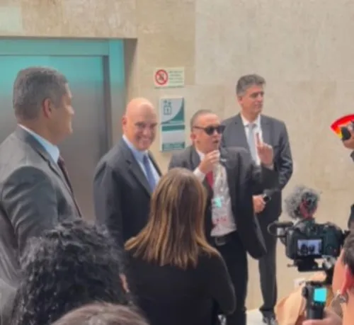 
				
					Mizael encontra Alexandre de Moraes em evento do STF: 'advogado para me defender nos EUA'; vídeo
				
				