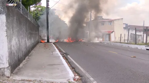 
Moradores protestam após morte de jovem baleado em ação da Polícia Militar, em João Pessoa
