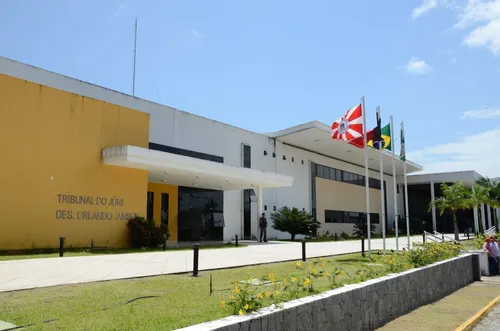 
				
					Mulher é condenada por injúria racial contra pai de santo, em Bayeux
				
				