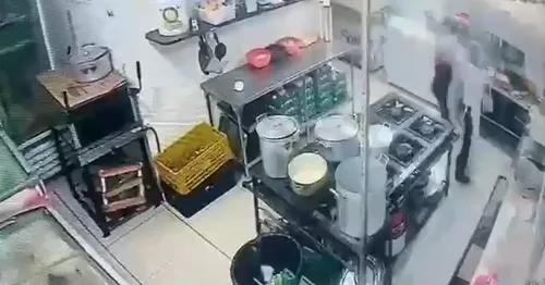 
				
					Mulher é presa após jogar água quente em colega de trabalho em bar de Mamanguape; veja vídeo
				
				