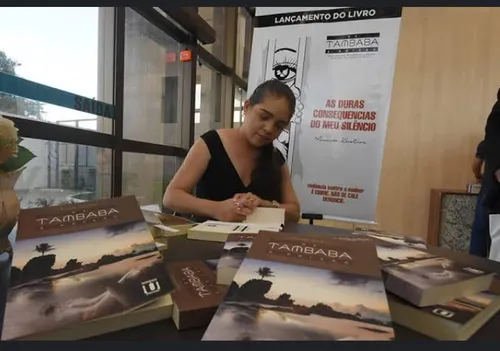 
				
					Mulher presa por mandar matar marido transforma hist�ria em livro: 'Ele n�o me deixou sa�da'
				
				
