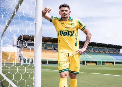 
				
					Multa de R$ 2 milhões deve impedir estreia de Tiquinho Soares contra o Santos
				
				