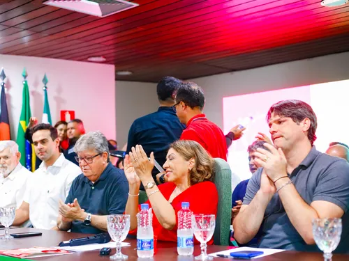 
				
					Na posse de Cida, Leo Bezerra reafirma apoio a João Azevêdo, mas não repete gesto a Lucas Ribeiro
				
				