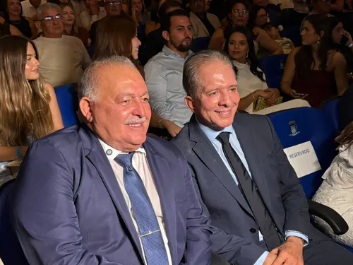 
				
					Nabor renuncia ao cargo de prefeito de Patos para disputar o Senado Federal; vice é empossado
				
				