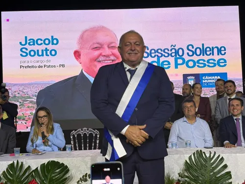 
				
					Nabor renuncia ao cargo de prefeito de Patos para disputar o Senado Federal; vice é empossado
				
				