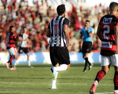 
				
					Com hat-trick de Éverton Heleno, Campinense sufoca Botafogo-PB e volta a sonhar no Paraibano 2026
				
				