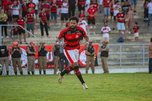
				
					Com hat-trick de Éverton Heleno, Campinense sufoca Botafogo-PB e volta a sonhar no Paraibano 2026
				
				