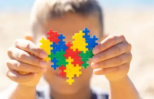 
				
					Nova lei pune com multas discriminação contra pessoas com Transtorno do Espectro Autista
				
				