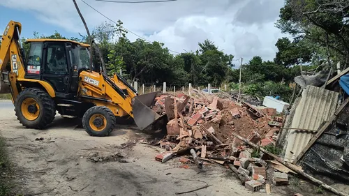 
				
					Obras de ocupação são demolidas em área de preservação ambiental, em João Pessoa
				
				