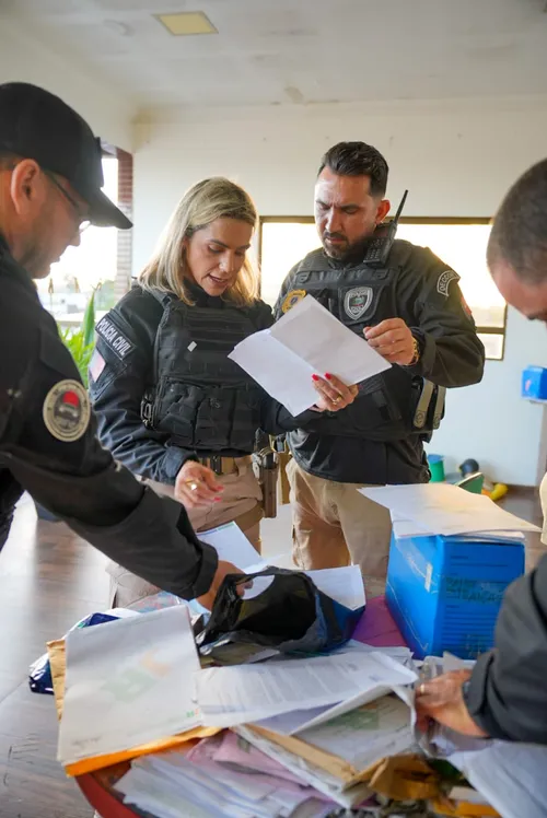 
				
					Ex-secretário da prefeitura de Alhandra é preso suspeito de fraude na construção de ginásio
				
				