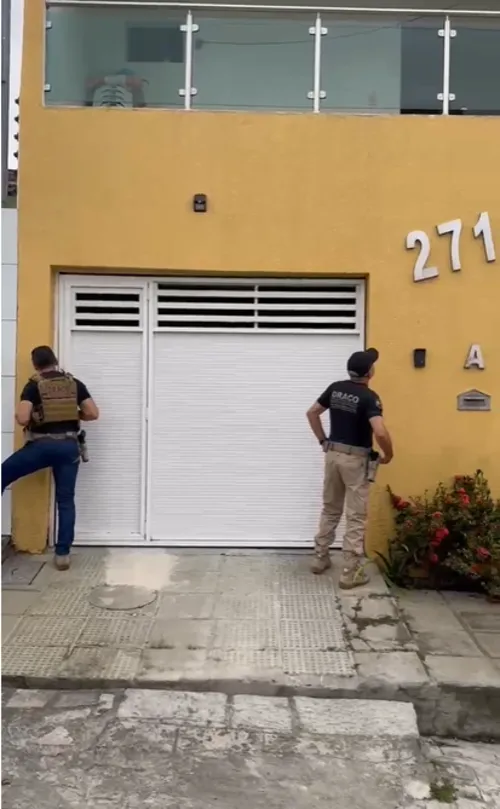 
				
					Operação cumpre mandados na Paraíba contra suspeitos de ameaçar governador de Santa Catarina
				
				