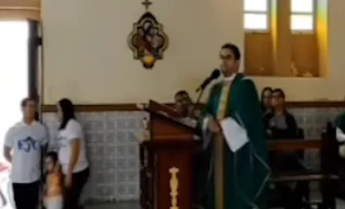 
				
					Padre acusado de intolerância se recusa a falar em ato com participação de Gilberto Gil; VÍDEO
				
				