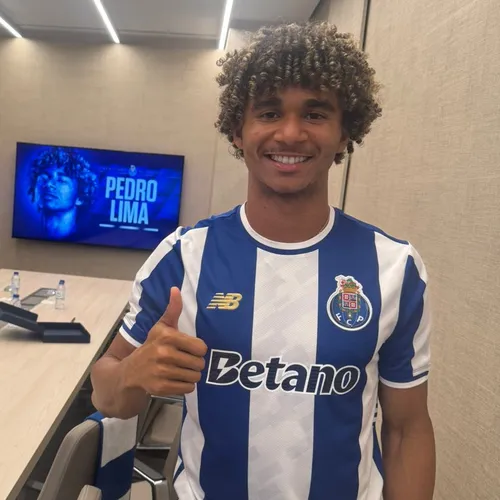 
				
					Pedro Lima é emprestado pelo Wolverhampton ao Porto
				
				