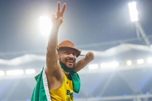 
				
					Petrúcio Ferreira conquista o pentacampeonato mundial de atletismo em Nova Déli, na Índia
				
				