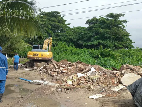 
				
					Pocilgas construídas às margens do Rio Jaguaribe são demolidas
				
				