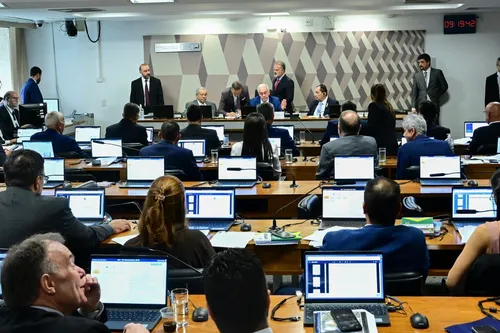 
				
					Por unanimidade, CCJ do Senado rejeita e enterra PEC da Blindagem
				
				