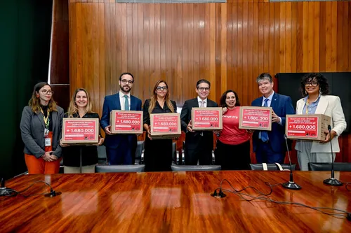 
				
					Projeto que proíbe testes de cosméticos em animais recebe mais de 1,6 milhão de assinaturas
				
				