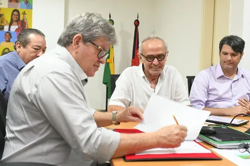 
				
					Reação de João à decisão de Cícero causa 'surpresa' no grupo do prefeito
				
				