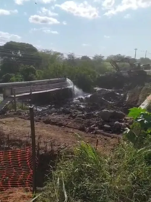 
				
					Rompimento de adutora deixa bairros de Campina Grande sem água por dois dias
				
				